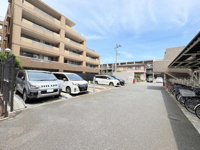 【きっちり整備された駐車場】敷地内駐車場あります。最新の空き状況はお問合せください。