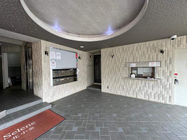 【日勤の管理人がいるロビー】集合ポストや住人が顔を交わす空間です。日も入りとても快適です。