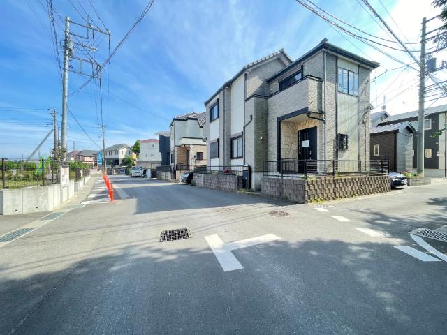【ゆったり角地の区画】角地の為、陽射しに包まれた明るい立地で開放感が溢れます。