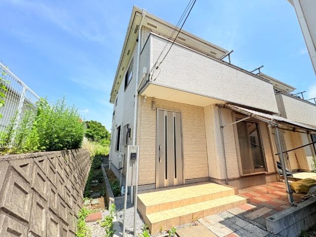 【『秋山』駅徒歩7分の好立地】忙しい朝、遅い帰宅時にも安心の駅近物件です。コンビニやドラッグストアが徒歩圏でお買い物に不便しませんね♪