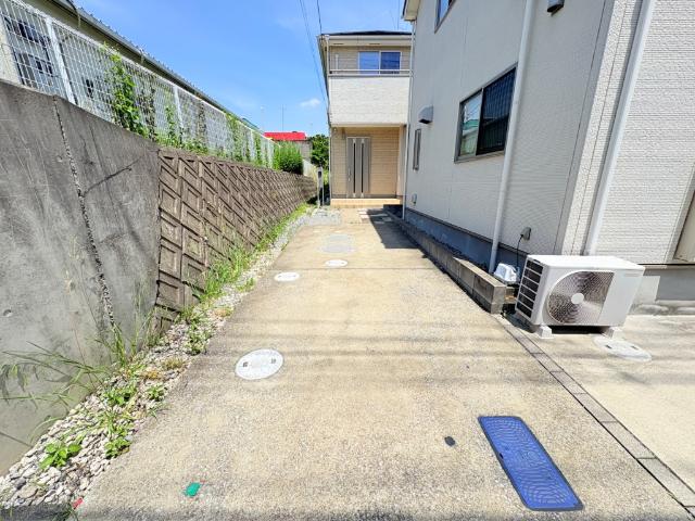 【駐車場】最大2台縦列駐車可能な駐車スペースです。余裕のあるスペースは来客時にも重宝しますね。