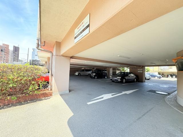 【きっちり整備された駐車場】敷地内駐車場あります。月額8.000〜15,000円。最新の空き状況はお問合せください。
