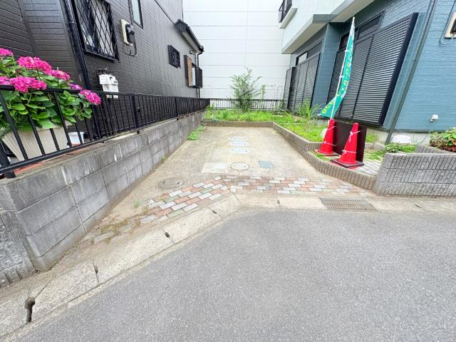 【駐車場1台完備】駅チカなのに自動車1台のスペースはとっても重宝しますね♪大きめの車も楽々入れます。