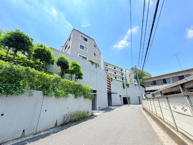 【『北小金』駅徒歩6分の好立地】忙しい朝、遅い帰宅時にも安心の駅近物件です。イオン北小金なども徒歩圏で、車を使わなくてもお買い物に不便しませんね♪