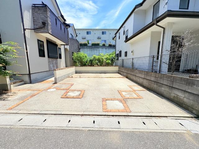 【駐車場】最大2台駐車可能な駐車スペースです。余裕のあるスペースは来客時にも重宝しますね。