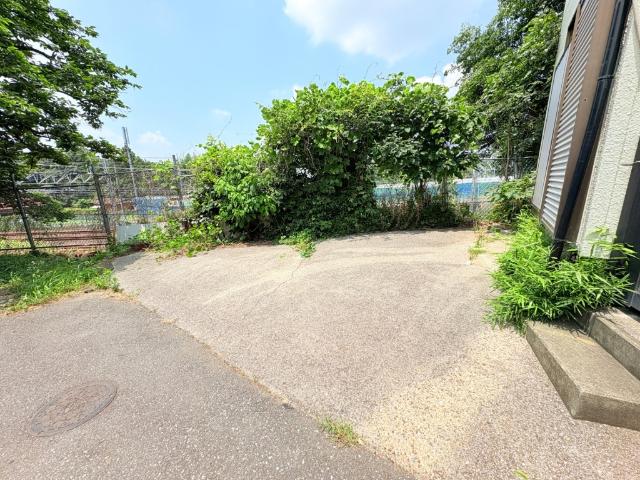 【駐車場1台完備】自動車の置けるスペースはとっても重宝しますね。