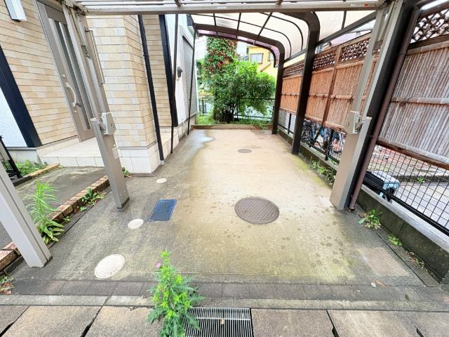 【駐車場1台完備】駅チカなのに自動車1台のスペースはとっても重宝しますね♪大きめの車も楽々入れます。
