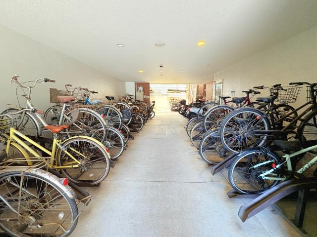 【屋内駐輪場】屋内に駐輪場がある為、自転車が丈夫に長持ちします。