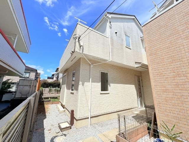 【新規リフォーム物件】洗面化粧台・トイレ交換、全室フローリング貼替、壁・天井クロス貼替、建具交換等々。