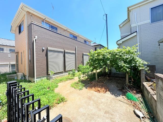 【安心できる採光・通風】広い敷地にゆったりと建てられており、採光も良好で家庭菜園にもぴったりです。