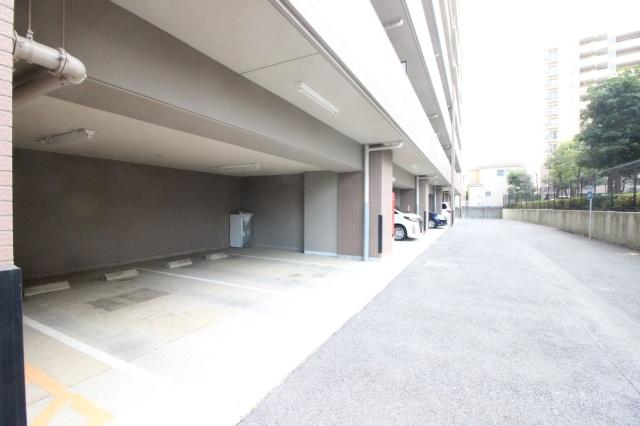 【きっちり整備された駐車場】平面駐車場月額6,000〜7,000円。機械式駐車場月額2,000〜5,000円。最新の空き状況はお問合せください。