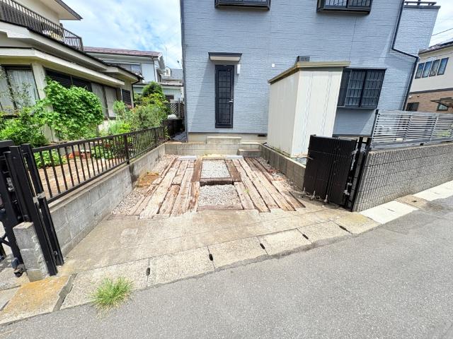 【駐車場】勝手口側にある駐車スペースです。