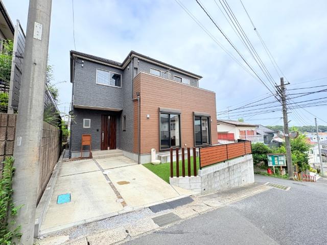 【『北小金』駅徒歩15分南東角地の家】各居室6帖以上のゆとりある間取りです。子育て世代に人気のリビング階段を採用しています。