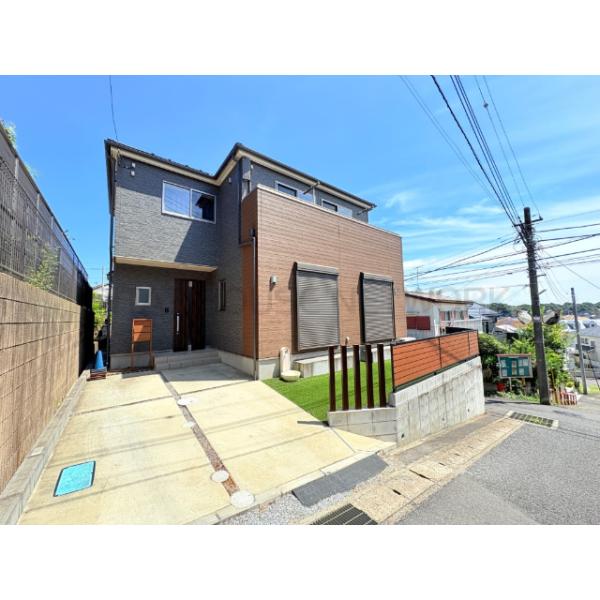 【『北小金』駅徒歩15分南東角地の家】各居室6帖以上のゆとりある間取りです。子育て世代に人気のリビング階段を採用しています。