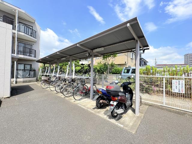 【雨に濡れにくい駐輪場】サイクルポートを設置しています。椅子が濡れず汚れないので便利です。