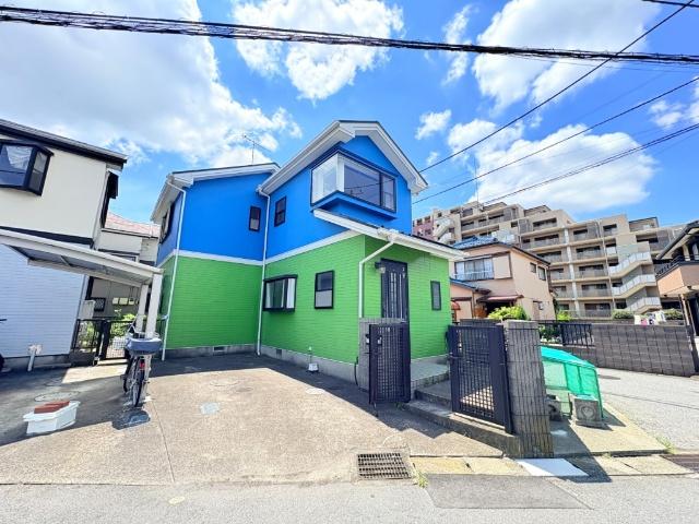 【『鎌ヶ谷』駅徒歩15分！】北・西角地に建っている、陽射しに包まれた開放感のある明るい立地です。