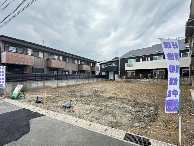 【閑静な住宅街】大きな道路から外れている為、車の交通量も多くはなく静かです。