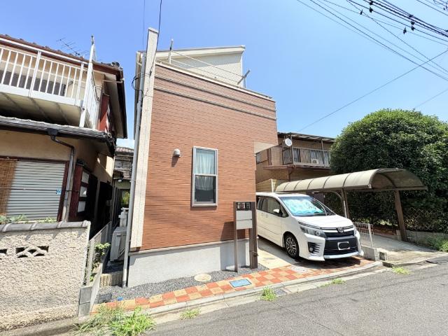 【長期優良住宅】前面は南道路に面しており、床暖房や太陽光発電システムなど住宅設備も充実しています。