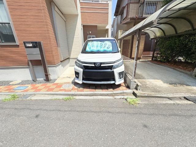 【駐車場1台完備】自動車1台のスペースはとっても重宝しますね♪大きめの車も楽々入れます。