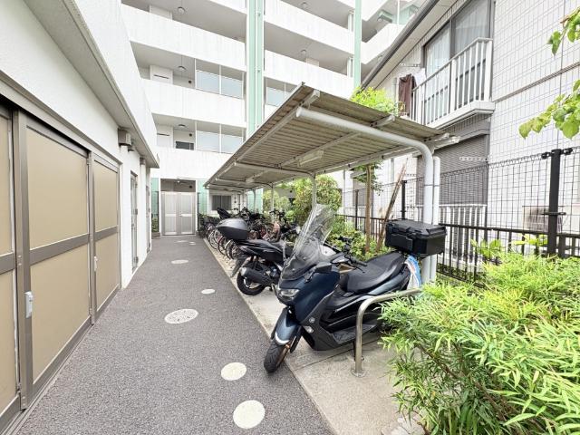 【雨に濡れにくい駐輪場】サイクルポートを設置しています。椅子が濡れず汚れないので便利です。自転車月額300円。バイク月額2,000円。