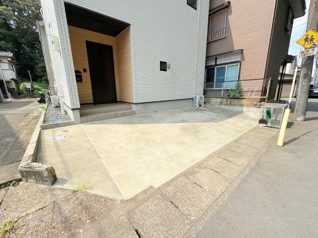 【駐車場1台完備】自動車1台のスペースはとっても重宝しますね♪