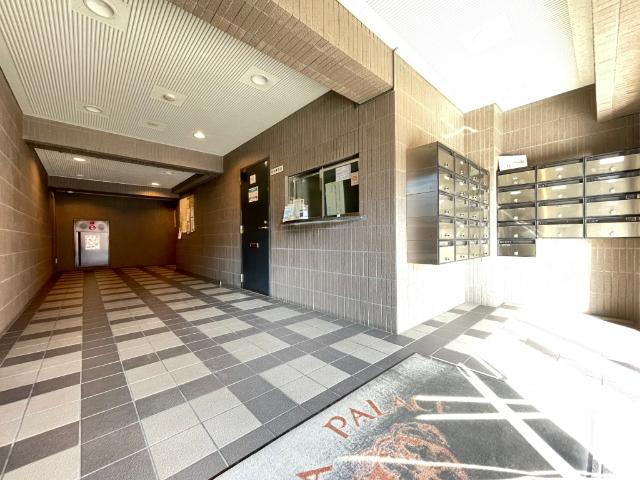 【日勤の管理人がいるロビー】集合ポストや住人が顔を交わす空間です。日も入りとても快適です。