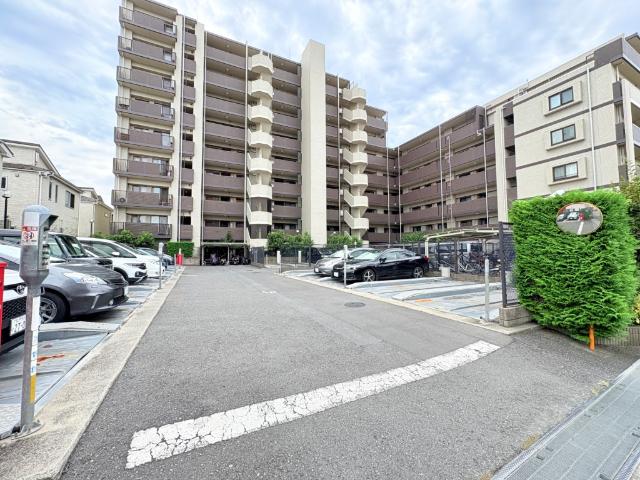 【きっちり整備された駐車場】駐車場月額3,000〜8,000円。最新の空き状況はお問合せください。