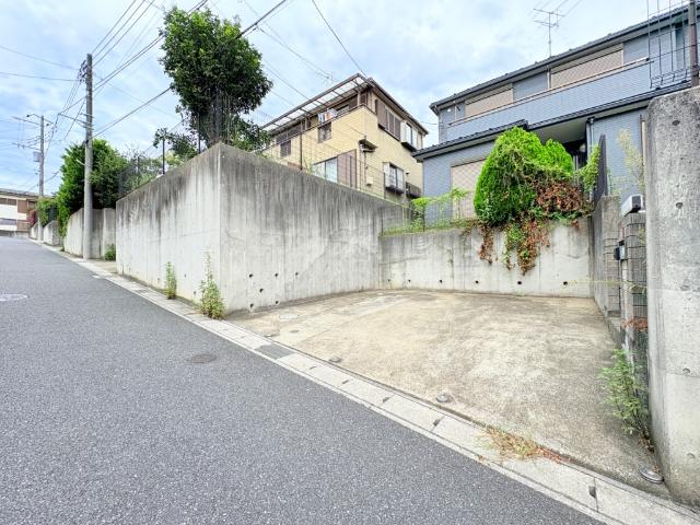 【駐車場】最大2台並列駐車可能な駐車スペースです。余裕のあるスペースは来客時にも重宝しますね。