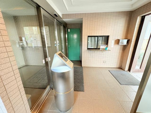 【エントランス】オートロックや防犯カメラで暮らしの安心・安全をお守りします。