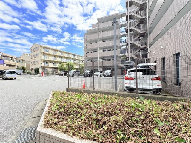 【きっちり整備された駐車場】利用料月額9,000円〜12.000円。最新の空き状況はお問合せください。