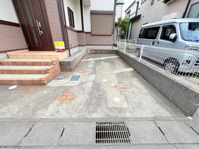 【駐車場1台完備】自動車1台分の駐車スペースが確保されています。