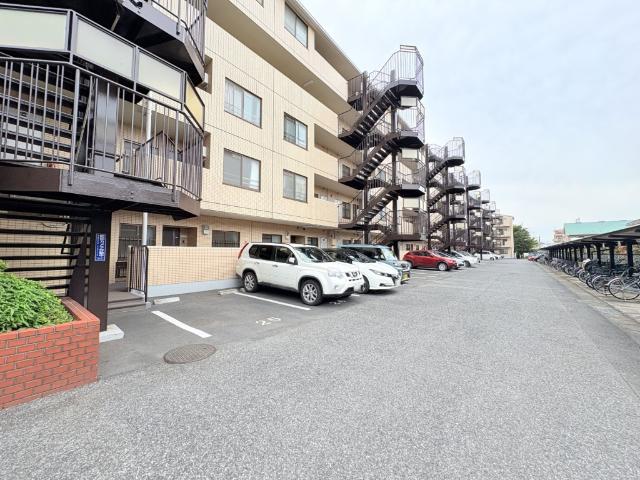 【きっちり整備された駐車場】敷地内駐車場あります。最新の空き状況はお問合せください。