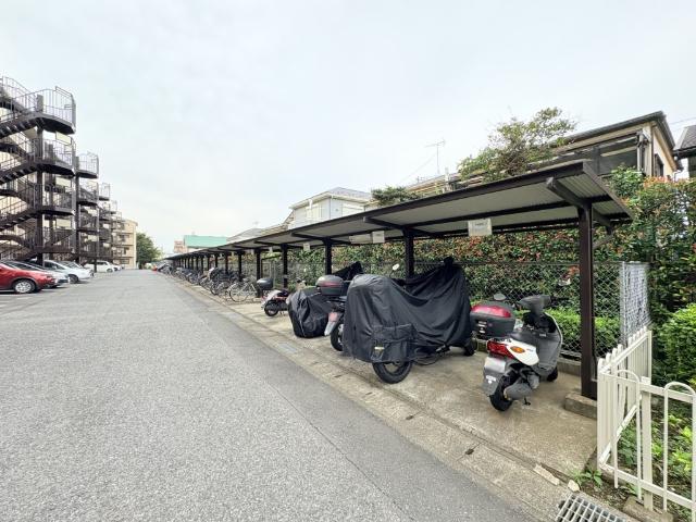 【雨に濡れにくい駐輪場】サイクルポートを設置しています。椅子が濡れず汚れないので便利です。