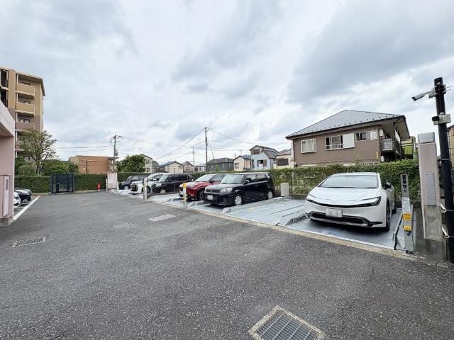 【きっちり整備された駐車場】駐車場月額6,000円〜。バイク置場月額2,000円。どちらとも現状空有り。
