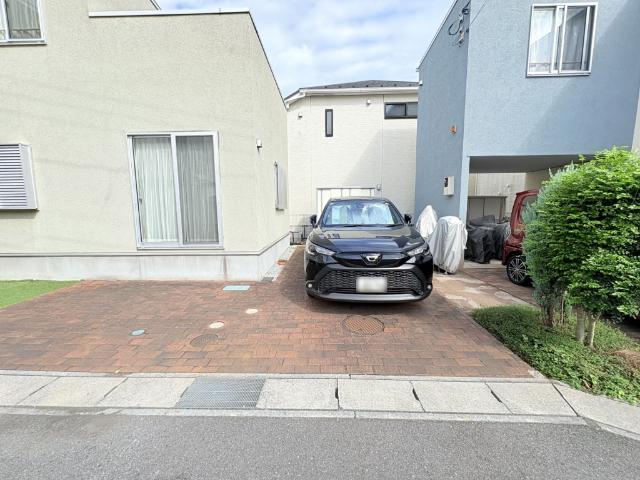 【駐車場2台完備】自動車2台持っている方はもちろん、1台だけでも来客時に重宝します。