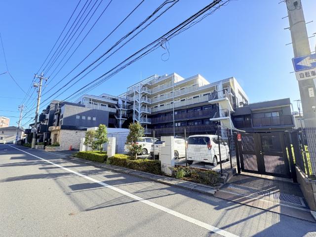 【「みのり台」駅徒歩5分で遅い帰宅時も便利】忙しい朝、遅い帰宅時にも嬉しい距離感です。駅前が栄えているため、お休みの日もお買い物に不便しませんね♪