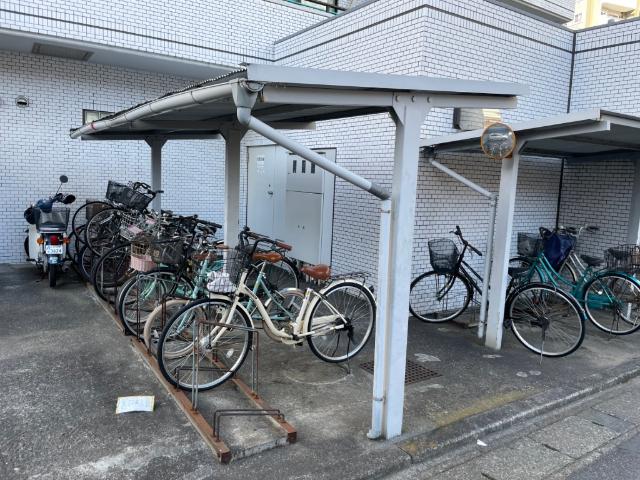 【雨に濡れにくい駐輪場】サイクルポートを設置しています。椅子が濡れず汚れないので便利です。