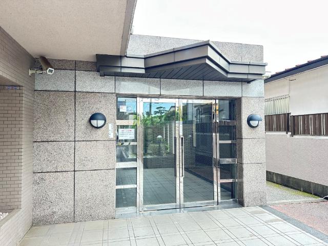 【バリアフリーなマンション】スロープがあります。ベビーカーや車椅子、自転車なども乗り入れられます。