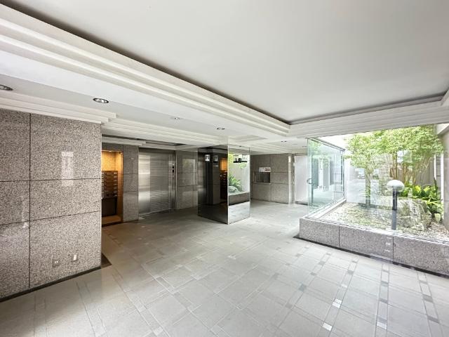 【綺麗なロビー】高級感を演出していますので、来客時にも気持ちよく使っていただけます。