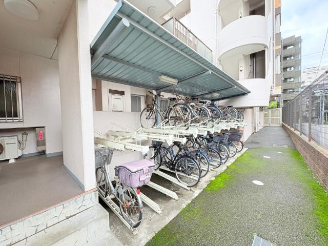 【雨に濡れにくい駐輪場】サイクルポートを設置しています。椅子が濡れず汚れないので便利です。