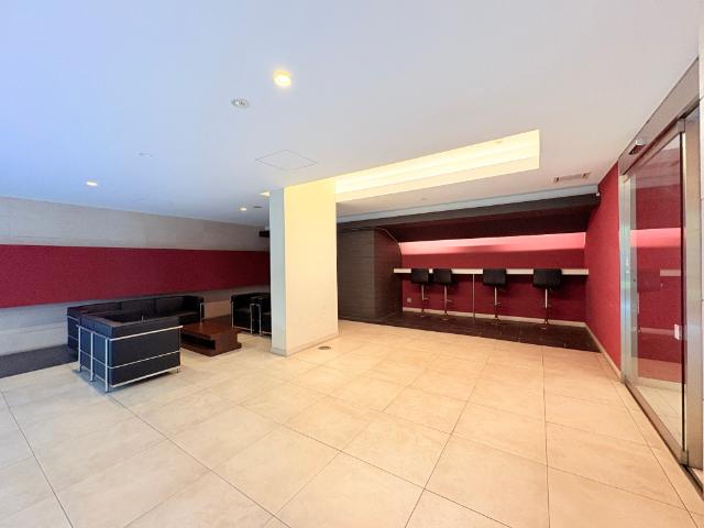 【ロビー】集合ポストや住人が顔を交わす空間です。とても快適です。