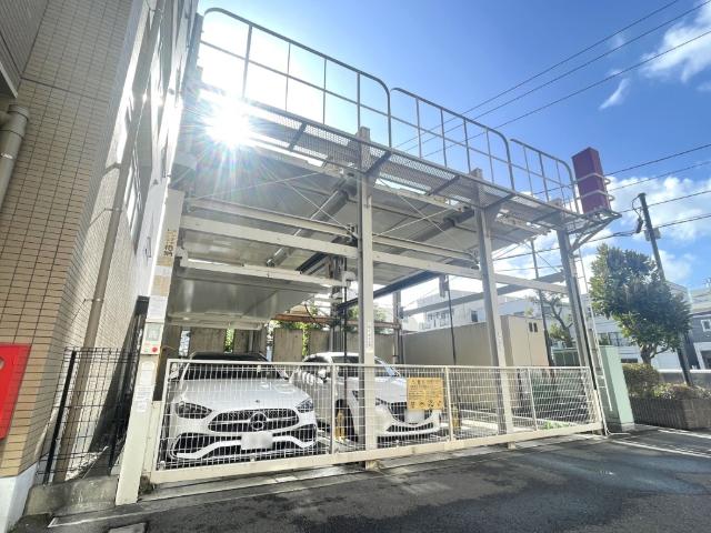 【きっちり整備された駐車場】利用料月額10,000〜11,000円。