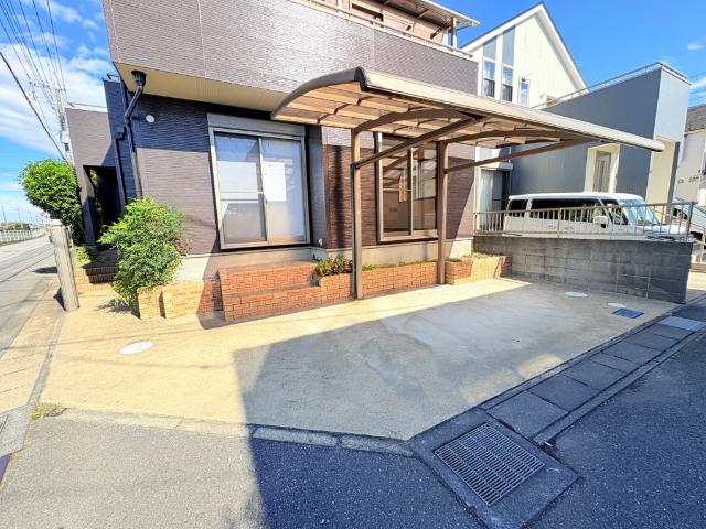 【駐車場】角地を利用した駐車スペースです。大きめの車も楽々入れます。