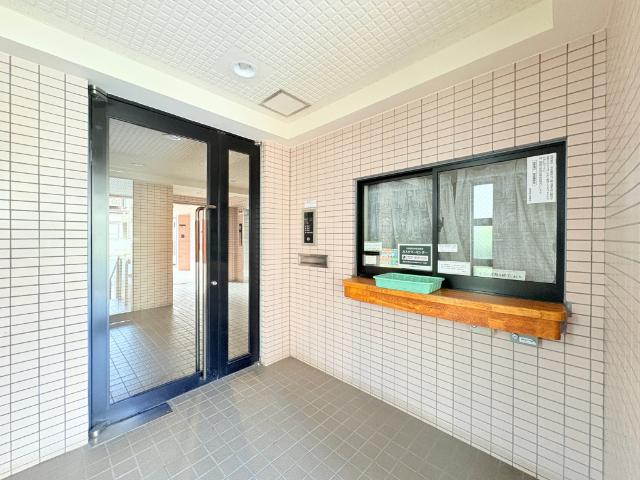 【日勤の管理人がいるロビー】オートロックや防犯カメラで暮らしの安心・安全をお守りします。