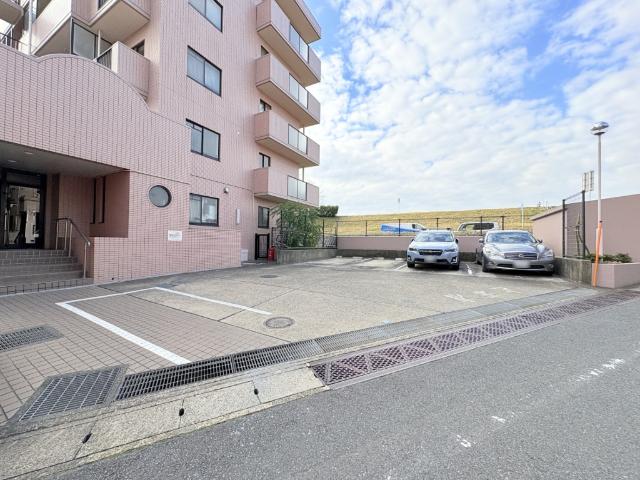 【きっちり整備された駐車場】敷地内駐車場あります。最新の空き状況はお問合せください。