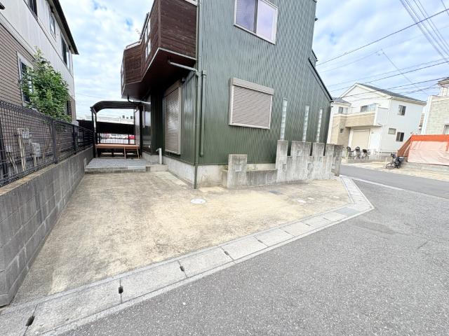 【駐車場】最大2台駐車可能な駐車スペースです。余裕のあるスペースは来客時にも重宝しますね。