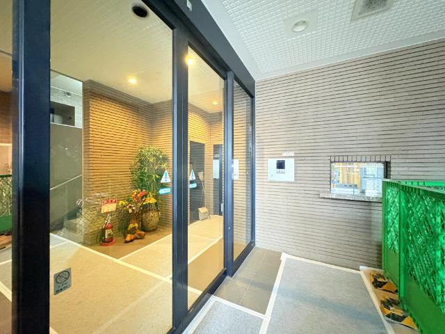 【エントランス】オートロックや防犯カメラで暮らしの安心・安全をお守りします。