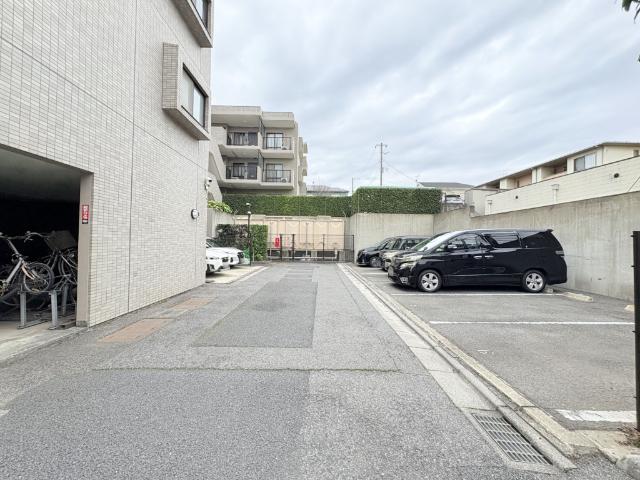 【きっちり整備された駐車場】駐車場月額8,000〜10,000円
