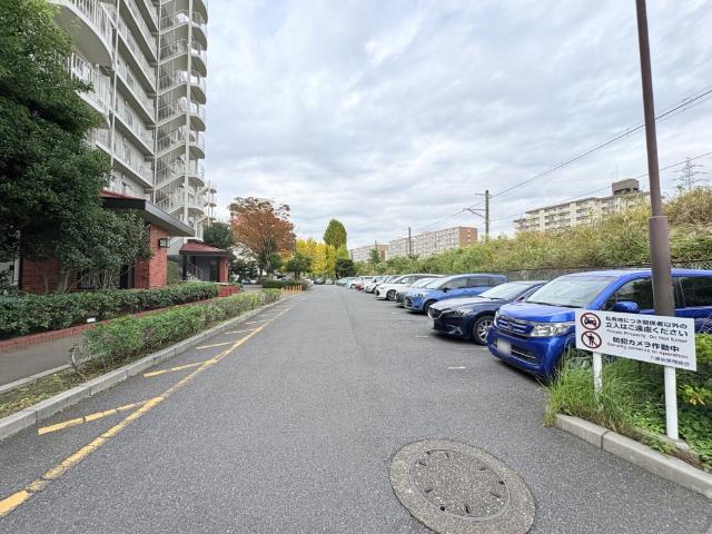 【きっちり整備された駐車場】敷地内駐車場あります。利用料月額7,000円。