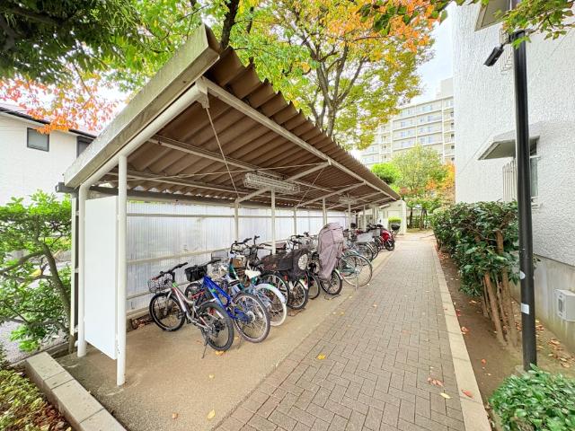 【雨に濡れにくい駐輪場】サイクルポートを設置しています。椅子が濡れず汚れないので便利です。利用料年額300円。